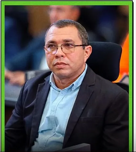 Etniel Anchieta de terno escuro, atento, sentado durante uma sessão em plenário.