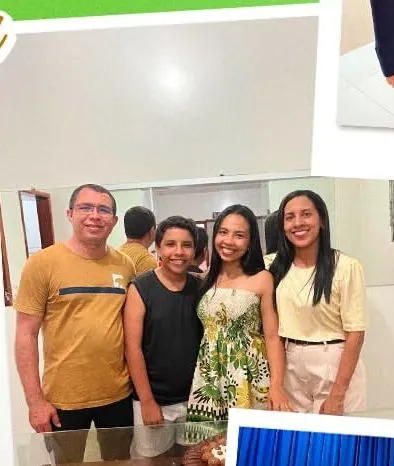 Etniel Anchieta ao lado da esposa e dos filhos, reunidos em volta de um bolo de aniversário em casa.