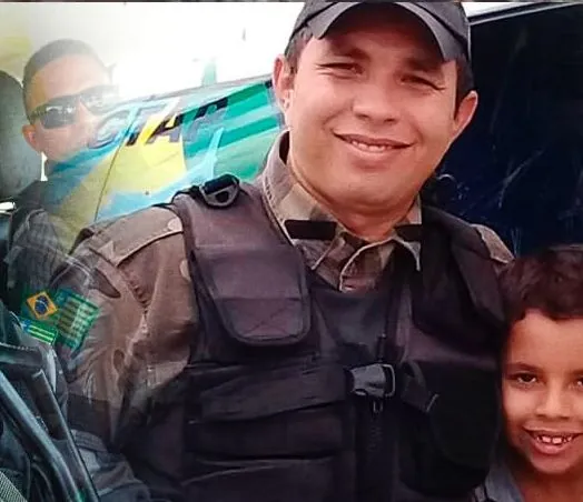 Etniel Anchieta fardado, com colete tático, sorrindo ao lado de um menino durante o policiamento.